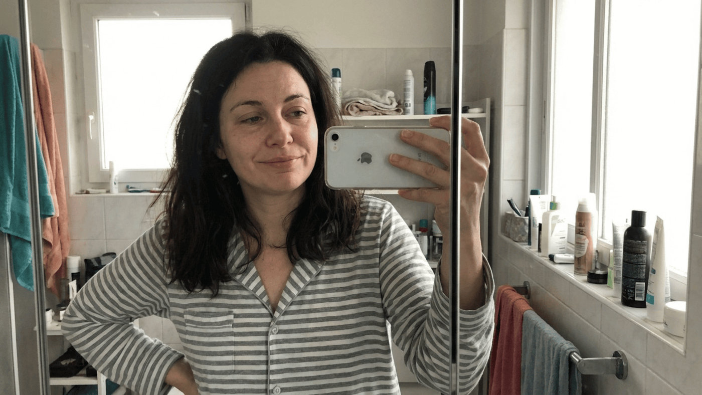 Selfie dans le miroir de la salle de bain