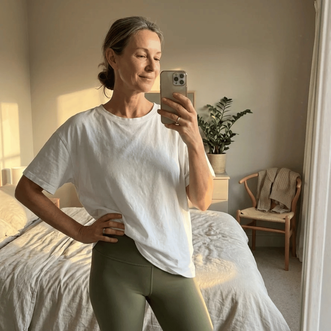 Femme sereine dans sa routine du matin