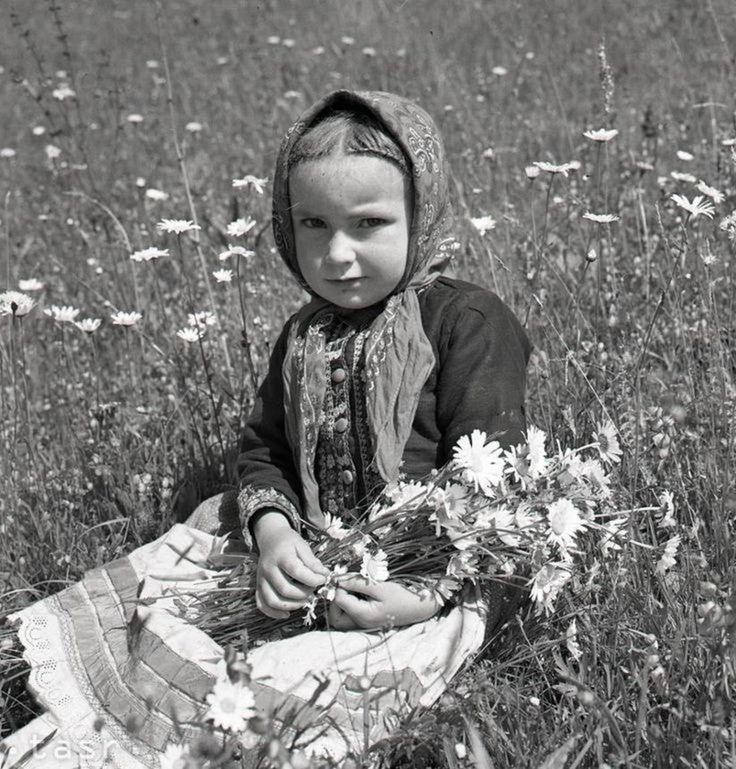 Anne enfant, dans les champs